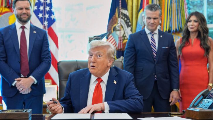 https://salarnews.in/public/uploads/images/newsimages/maannewsimage26082025_121553_Donald Trump Tariff.jpg